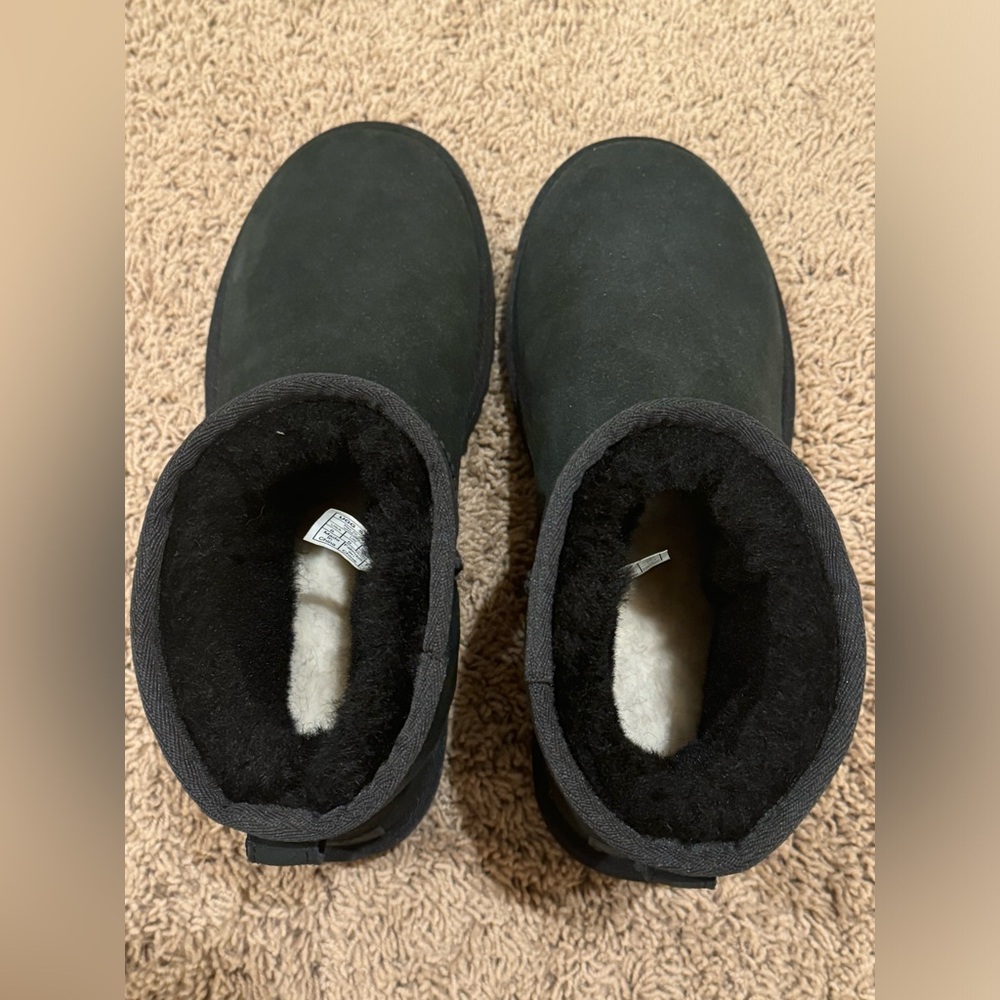 Authentic New Woman’s classic Mini Ugg Boot Size US 8 - Picture 3 of 8